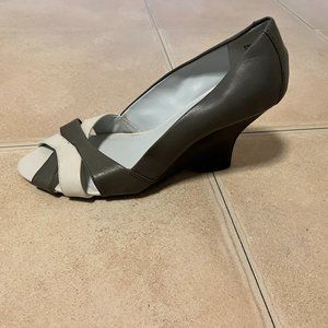 NWT! Kenneth Cole Reaction Leather Wedge - Grey/White - Size 8.5